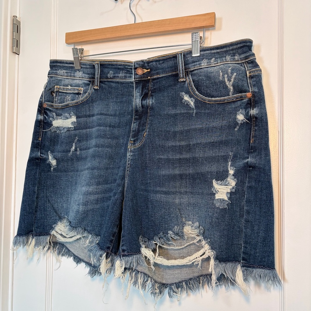 Judy blue distressed denim Shorts - Picture 15 of 16